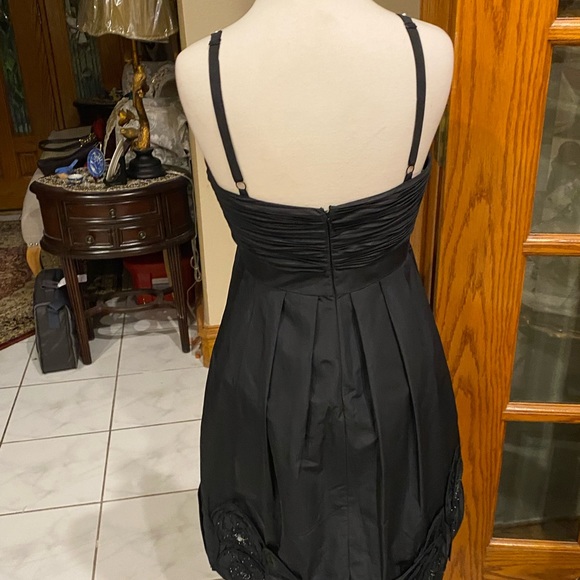 BCBG BLACK BEADED
APPLIQUÉ TAFFETA DRESS size 8 - Picture 10 of 12
